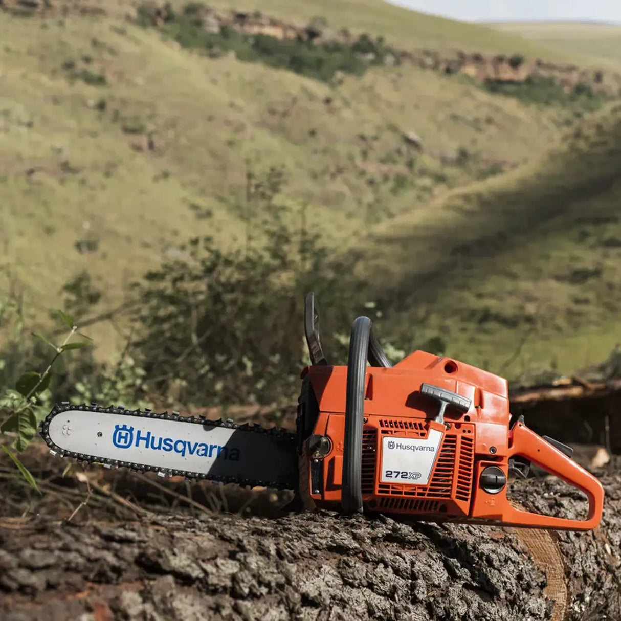 Husqvarna 272XP Professional Petrol Chainsaw (72.2cm³ Engine, 24-Inch Bar)